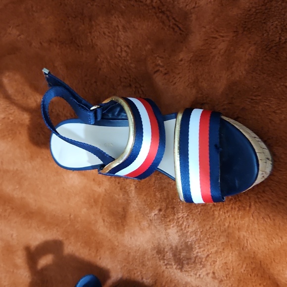 TOMMY HILFIGER WEDGE SANDLE SIZE 6 1/2 - Picture 3 of 5